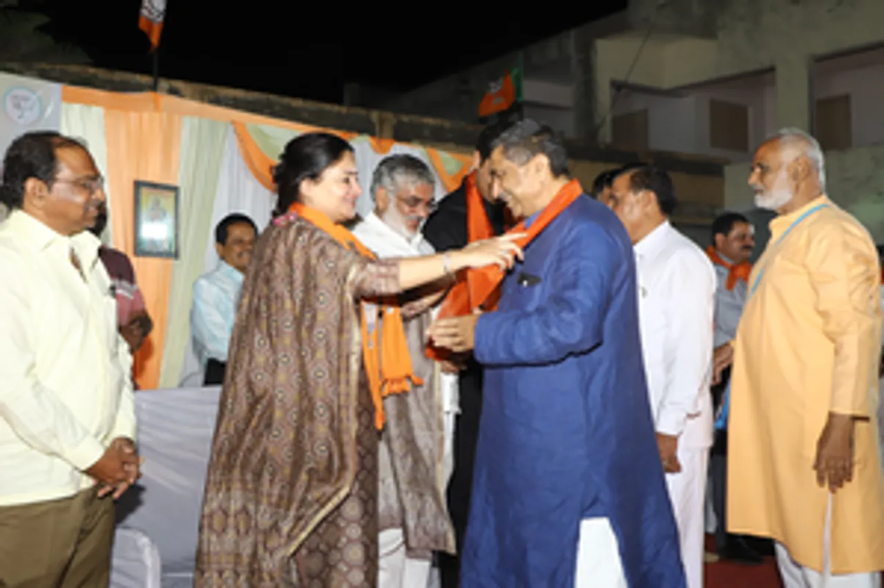 hindi-congre-receive-bigget-jolt-in-devbhumi-dwarka-a-around-800-worker-join-bjp--20240401143447-202