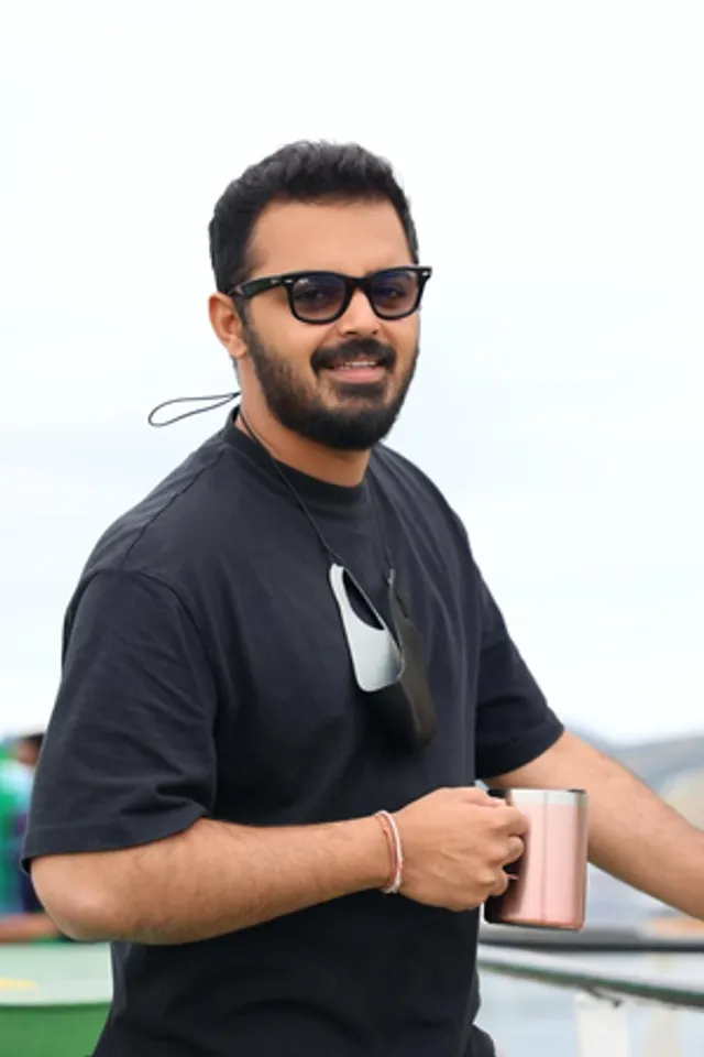 hindi-lootere-director-jai-mehta-reveal-vivek-gomber-hot-firing-equence-with-cut-on-hi-leg--20240417
