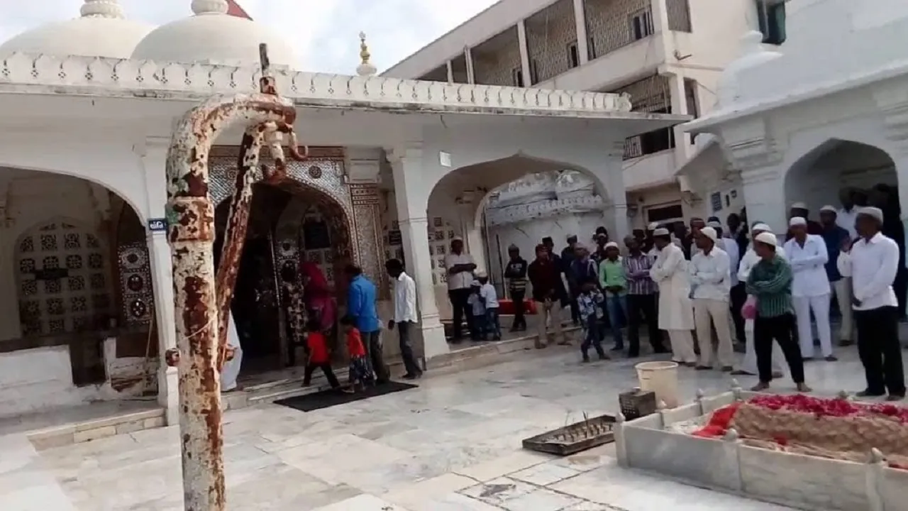 graves at Pirana Dargah