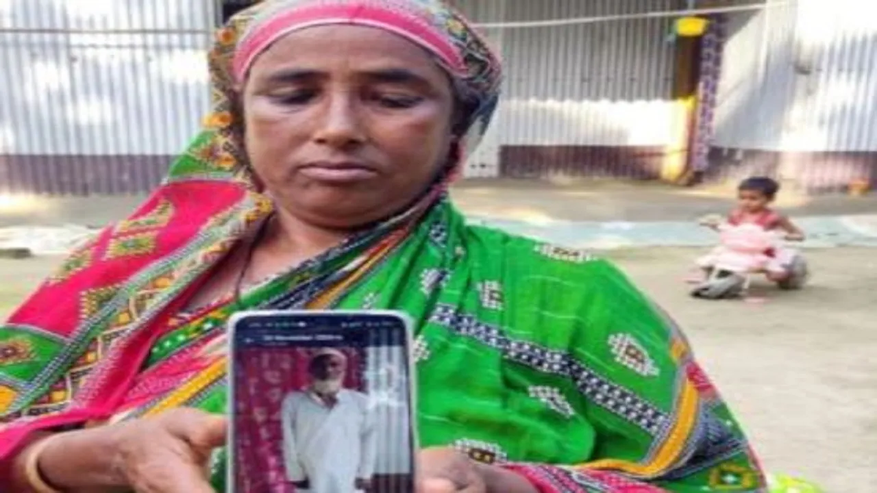 हजेरा बीबी अपने पति रहीम अली की तस्वीर दिखाती हुई