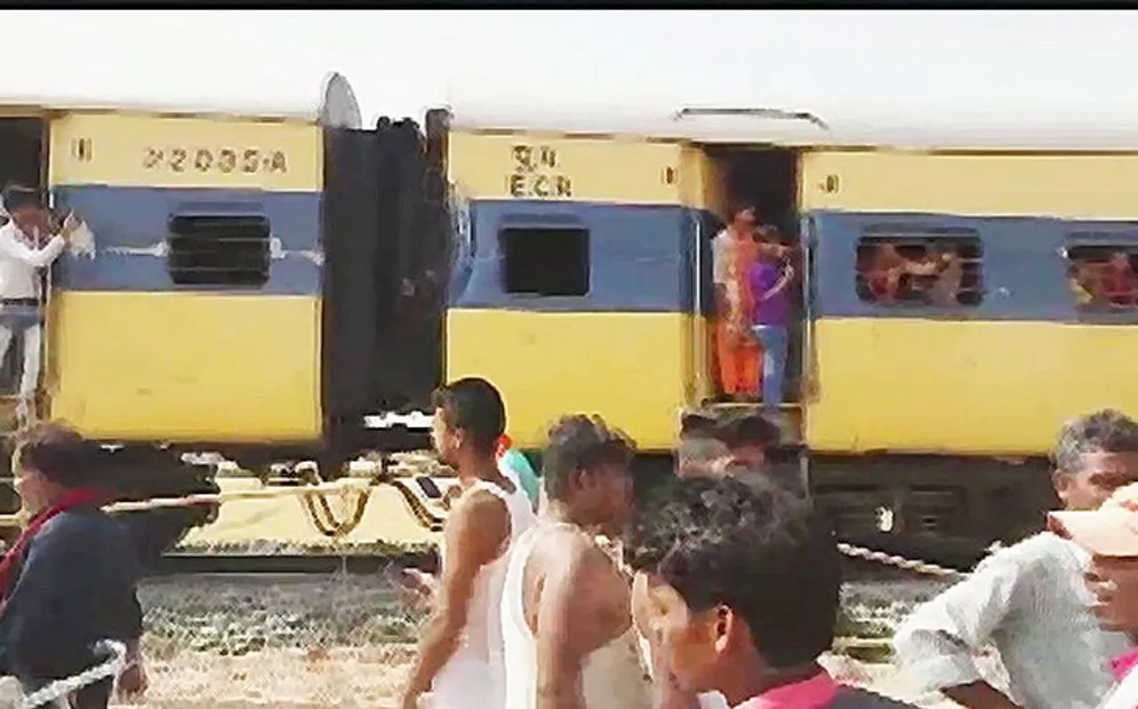 Bihar : वैशाली जिले में पोकलेन मशीन से टकराई बरौनी-सोनपुर पैसेंजर ट्रेन, मचा  हड़कंप