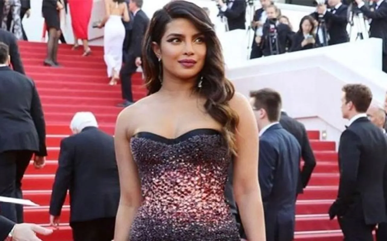 Cannes में अपने हुस्न का जलवा बिखेरती हुई नजर आईं कंगना और प्रियंका चोपड़ा
