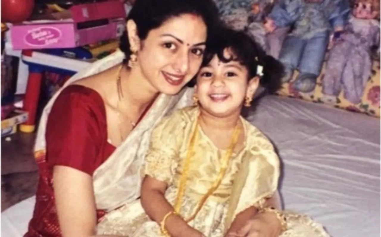 बॉलीवुड सितारों ने इस खास अंदाज में मनाया Mother's Day, मां को किया विश