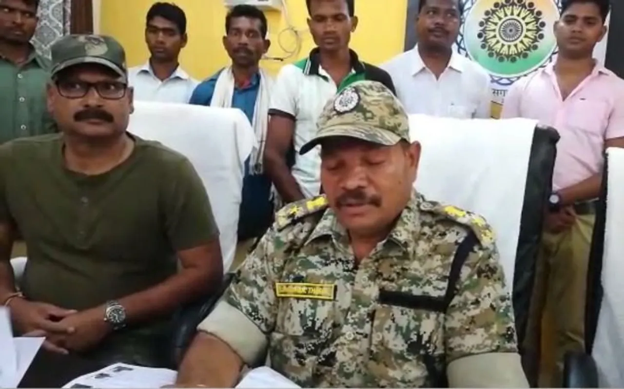 छत्तीसगढ़: बीजापुर में एक लाख की इनामी महिला नक्सली समेत 15 नक्सलियों ने किया सरेंडर
