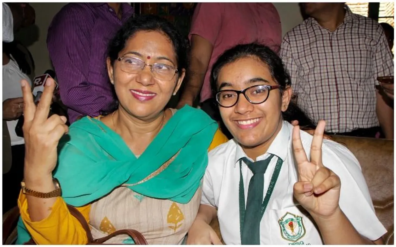 CBSE Board Class 12th Toppers: सीबीएसई बोर्ड में हंशिका शुक्ला के साथ करिश्मा अरोड़ा ने किया top