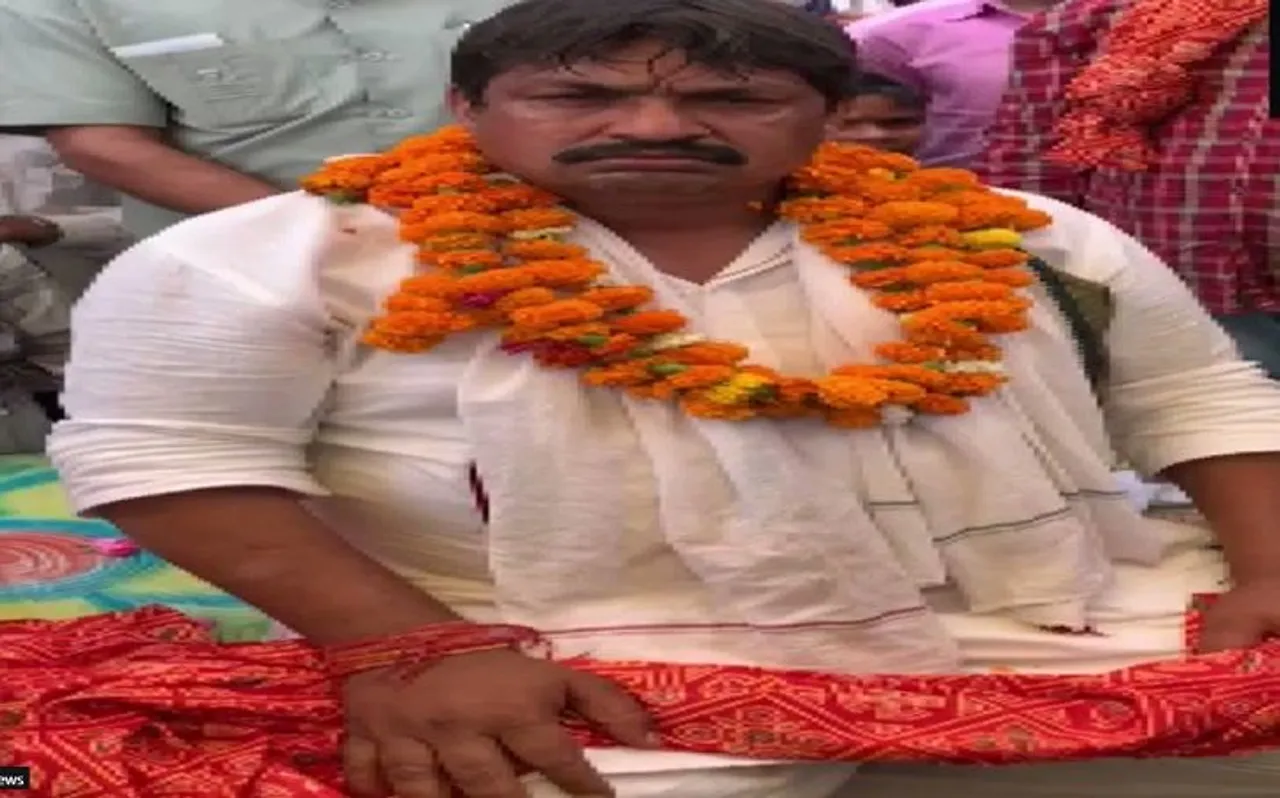 BSP उम्मीदवार गुड्डू पंडित ने दी कांग्रेस नेता राज बब्बर को जूतों से मारने की धमकी, Video Viral