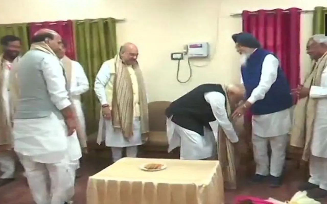 पीएम मोदी को भी पड़ी आखिरकार बड़ों के आशीर्वाद की जरूरत, इनके पैर छूकर किया नामांकन