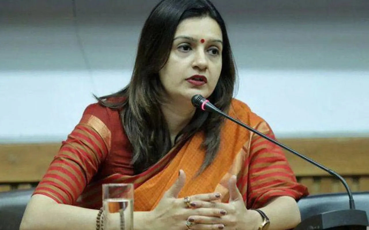 कांग्रेस प्रवक्‍ता प्रियंका चतुर्वेदी ने क्‍यों कहा- ''क्‍योंकि मंत्री भी कभी ग्रेजुएट थीं''