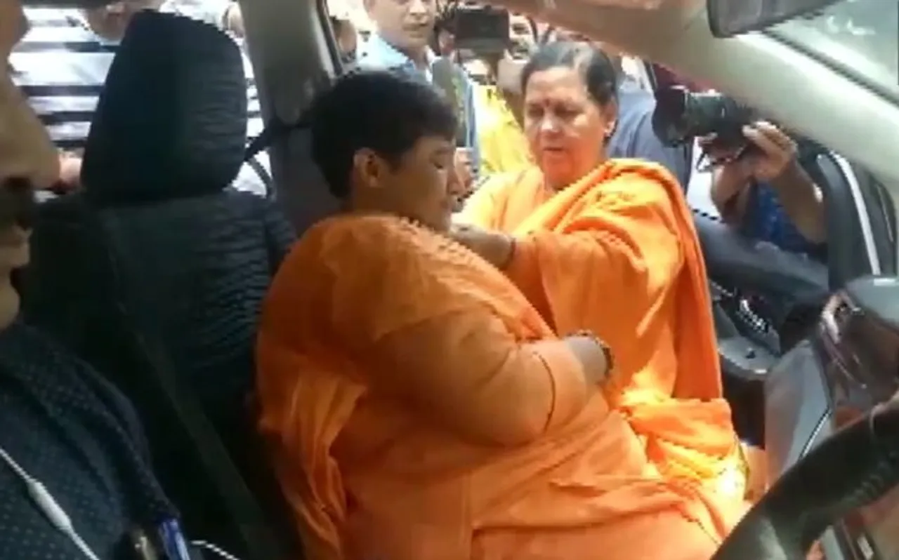 जब उमा भारती से मिली तो ऐसे फूट-फूटकर रोने लगी साध्वी प्रज्ञा ठाकुर, देखें VIDEO