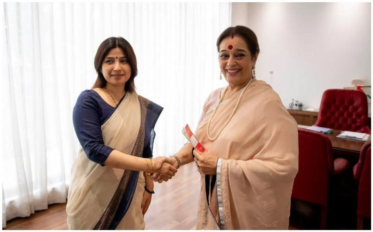 शत्रुघ्न सिन्हा की पत्नी पूनम सिन्हा सपा में हुईं शामिल, राजनाथ सिंह से होगी टक्कर