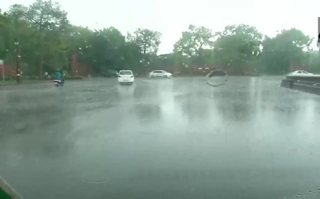 Delhi NCR में अगले दो घंटों में तेज हवाओं के साथ भारी बारिश होने की संभावना