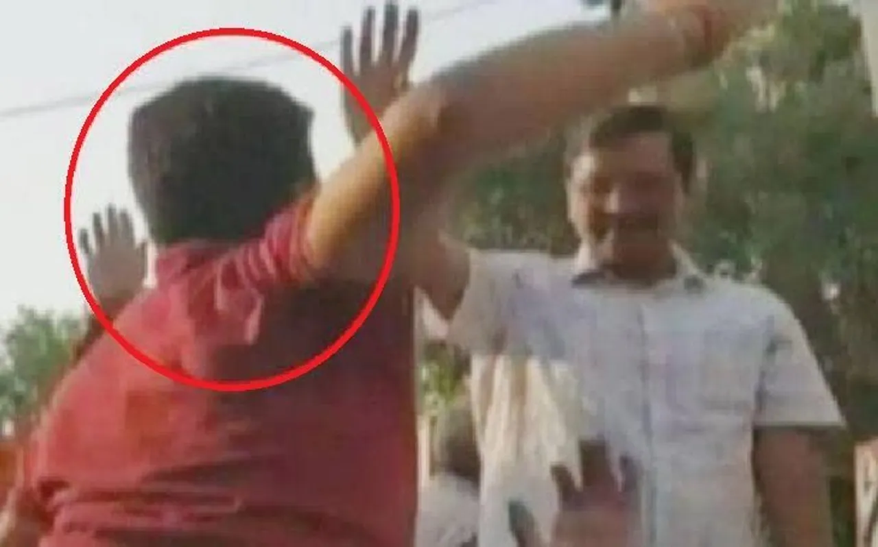 VIDEO: दिल्ली रोड शो के दौरान सीएम अरविंद केजरीवाल को एक शख्स ने मारा थप्पड़