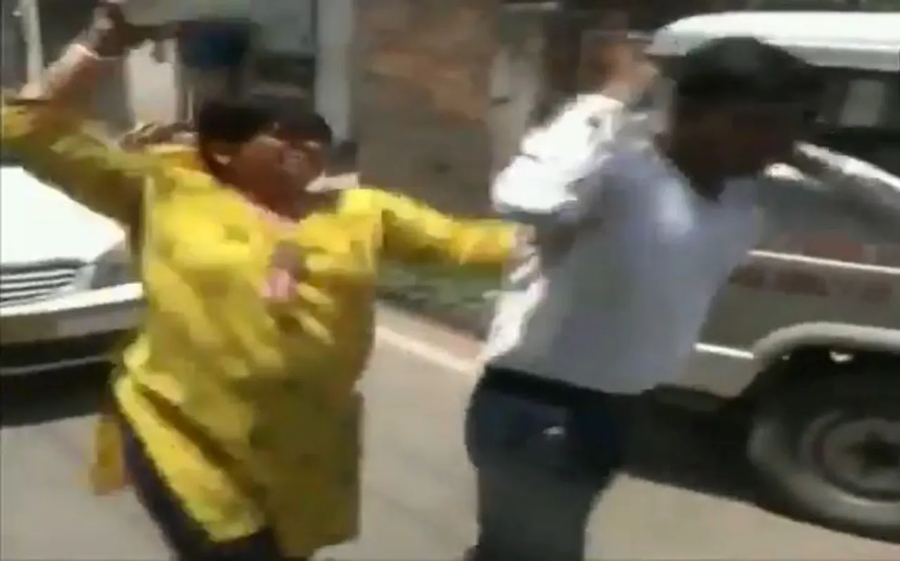 जमशेदपुर में महिला ने फर्जी अफसर की चप्पलों से की धुनाई, देखें Video