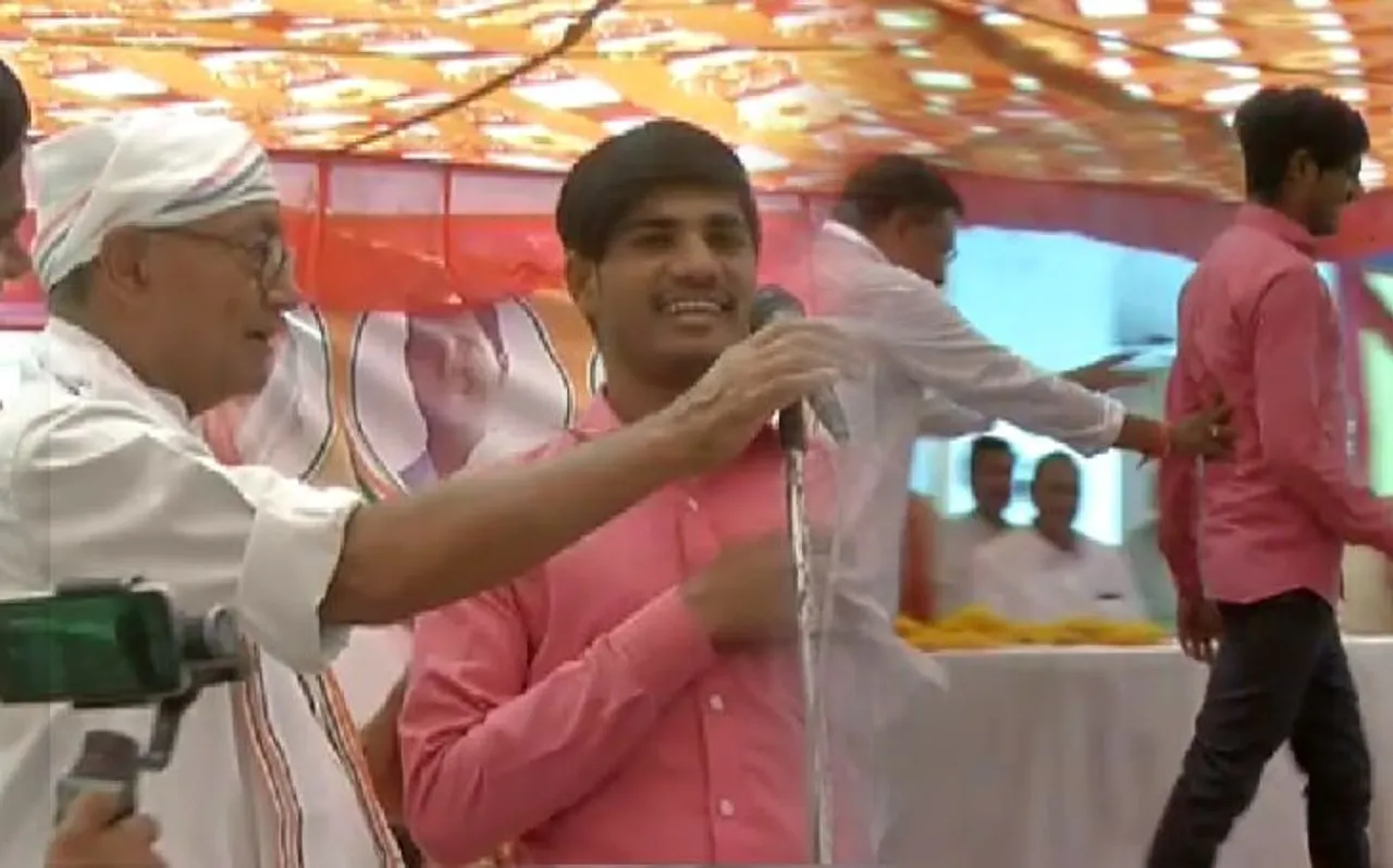 Video: दिग्विजय के मंच पर पहुंचा BJP समर्थक, पीएम मोदी की करने लगा तारीफ, फिर...