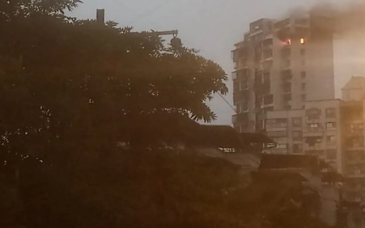 नवी मुंबई के एक इमारत में लगी भीषण आग, फायर ब्रिगेड की गाड़ी मौके पर पहुंची