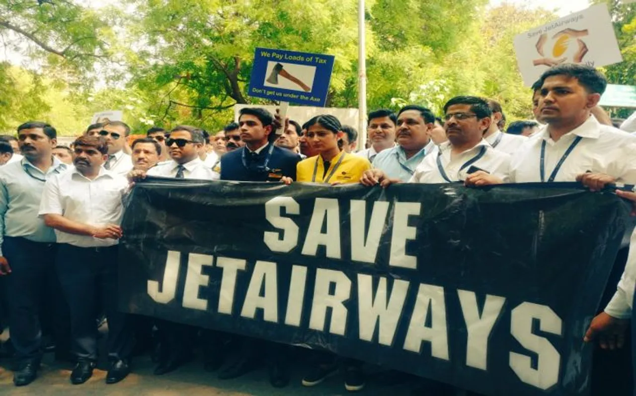 कर्ज में डूबे जेट एयरवेज के कर्मचारियों को मिल सकता है वेतन, बैंक दे सकते हैं कर्ज