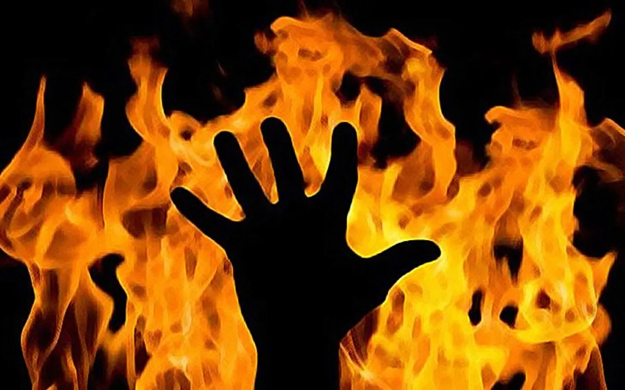 राजस्थान : जयपुर में बदमाशों ने पेट्रोल डालकर युवक को लगाई आग, हालत गंभीर