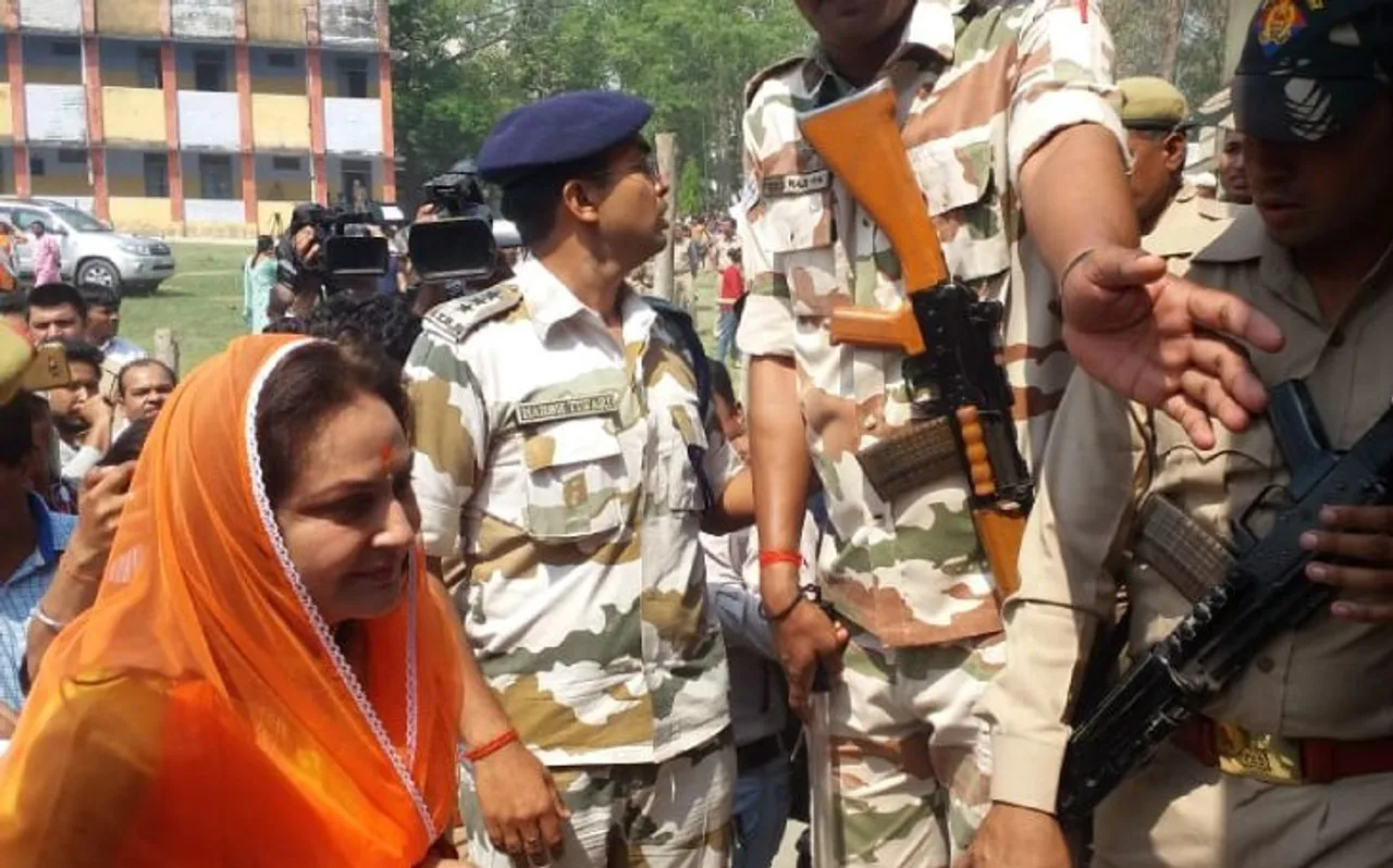 Uttar Pradesh 23 April 2019 News: मतदान करने पहुंचीं जयाप्रदा