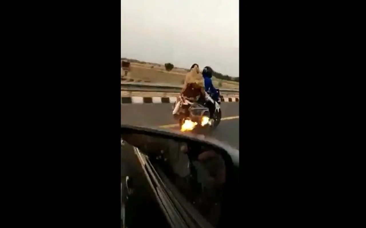WATCH: सड़क पर दौड़ रही थी 'बर्निंग बाइक', पुलिस ने ऐसे बचाई दंपत्ति की जान, Video Viral