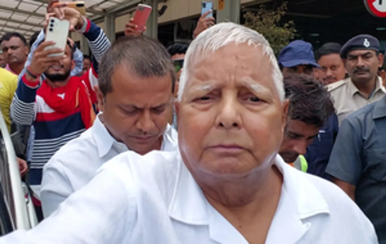 Patna: RJD chief Lalu Prasad Yadav arrives at Jaiprakash Narayan Airport
