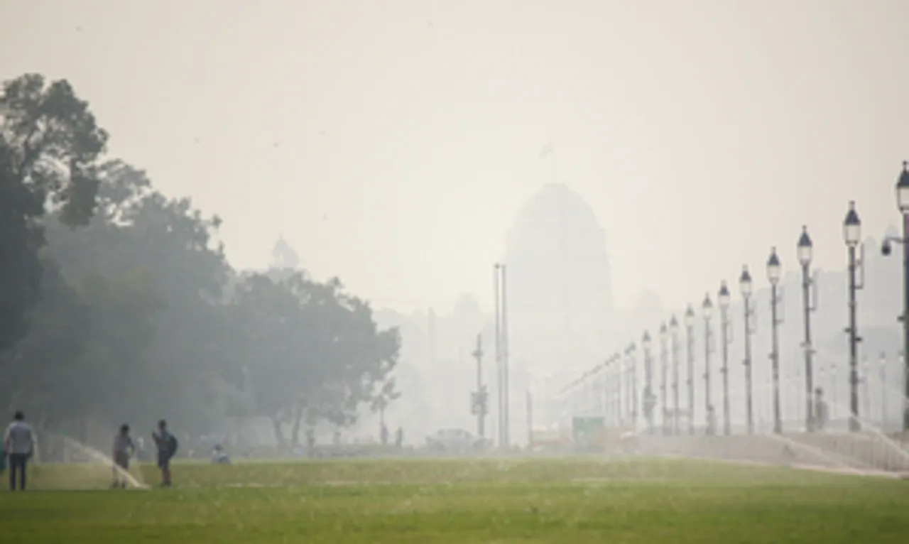 New Delhi: Dense smog envelops Rashtrapati Bhavan