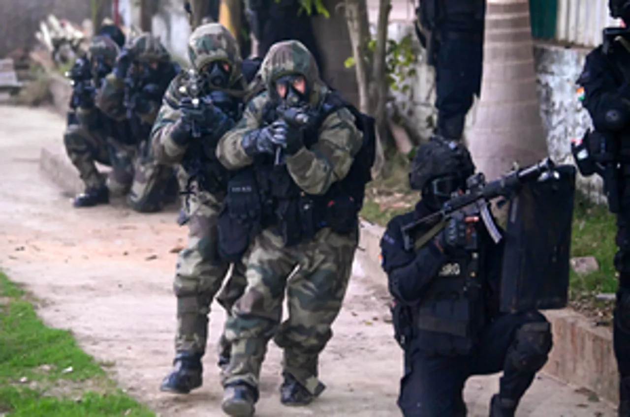 Prayagraj: NSG commandos conduct a mock drill as part of the preparations for the Maha Kumbh 2025