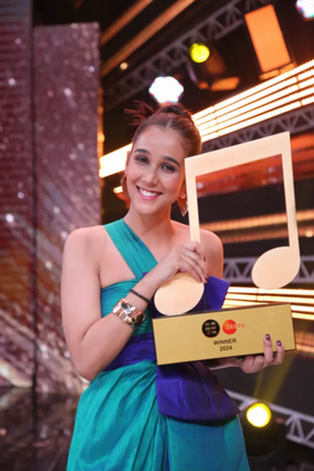 Shradha Mishra lifts the winner's trophy of 'Sa Re Ga Ma Pa!'
