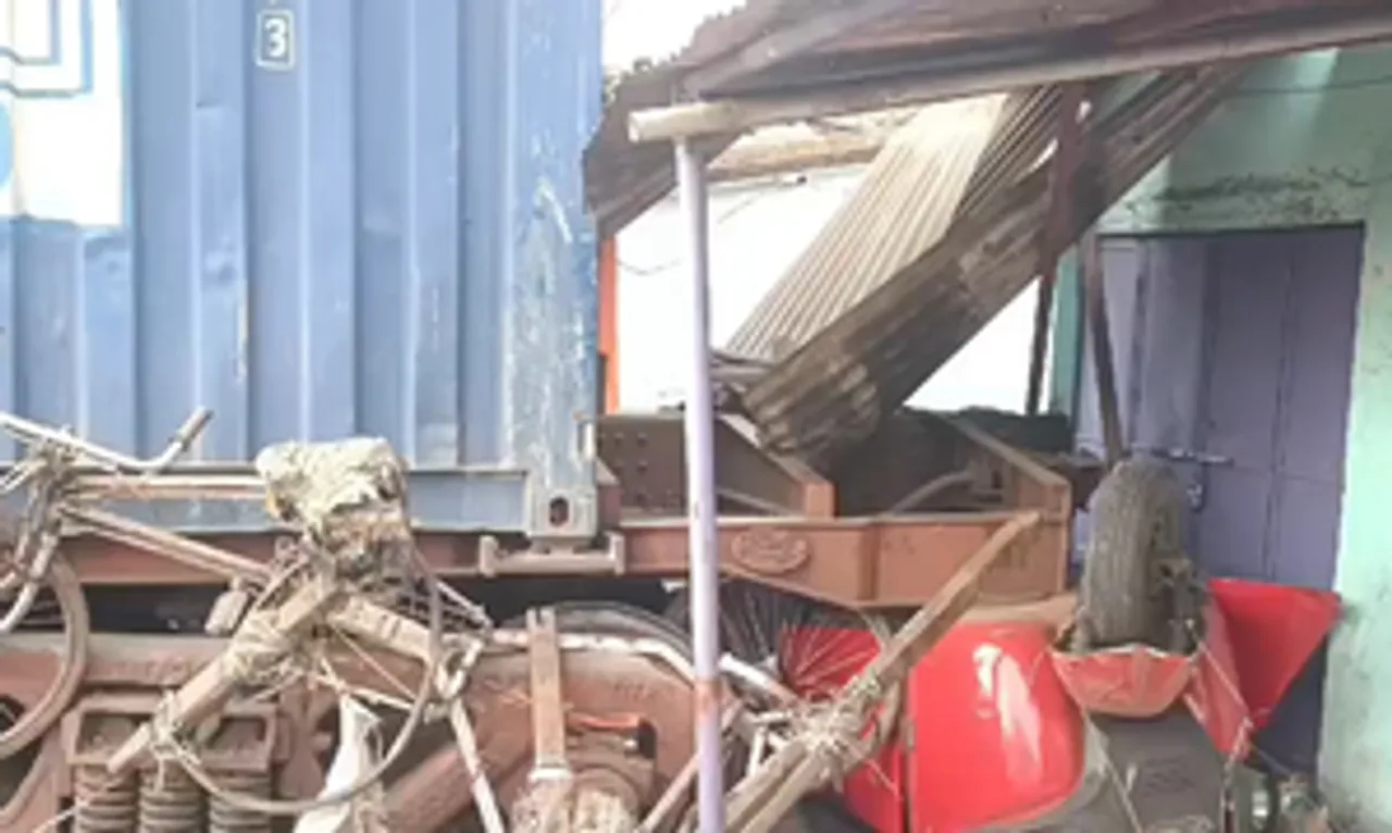 ओडिशा के राउरकेला में पटरी से उतरी मालगाड़ी, बस्ती में घुसी बोगियां, वाहनों को पहुंचाया नुकसान
