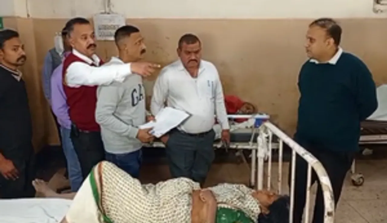 इंदौर में टैंकर में घुसी ट्रैवलर, 6 लोगों की मौत, 17 घायल
