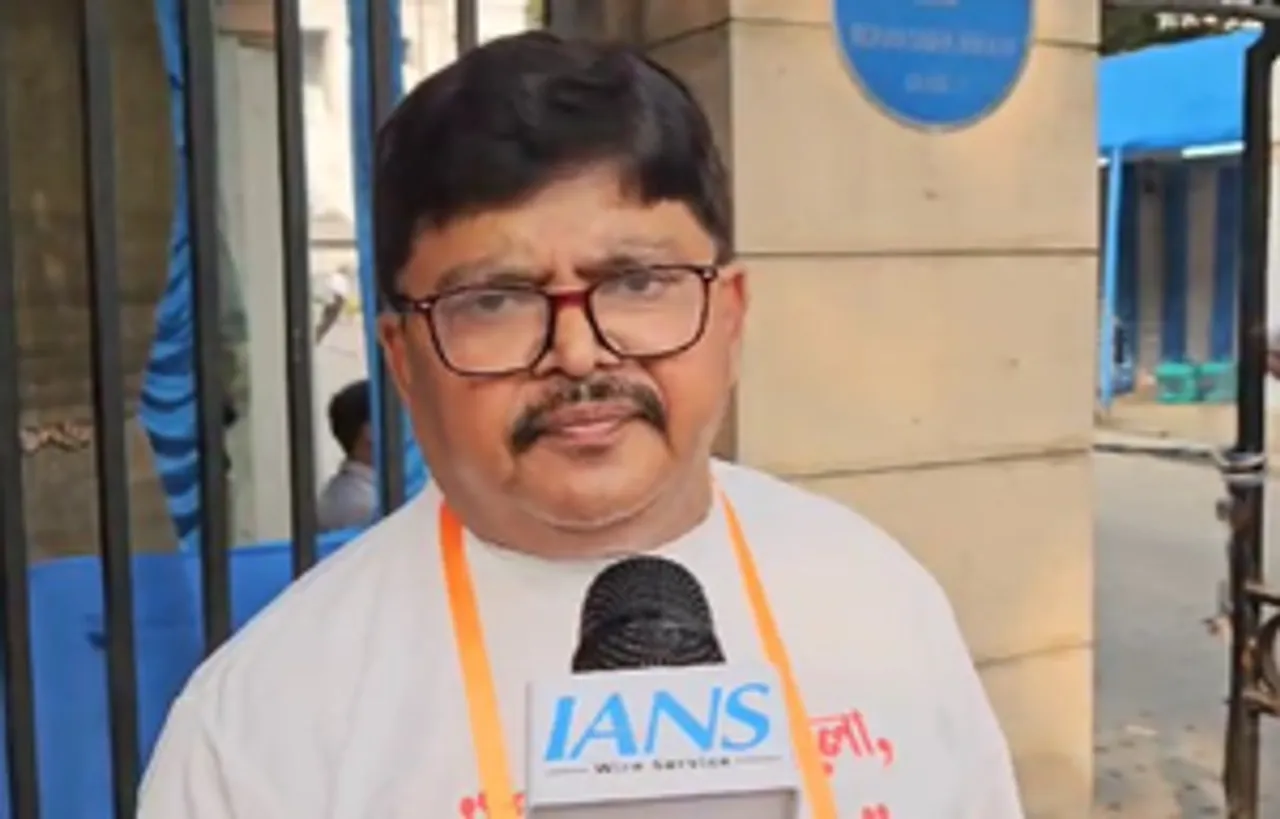 पश्चिम बंगाल विधानसभा के बाहर भाजपा विधायकों का प्रदर्शन, कहा- स्पीकर का फैसला असंवैधानिक