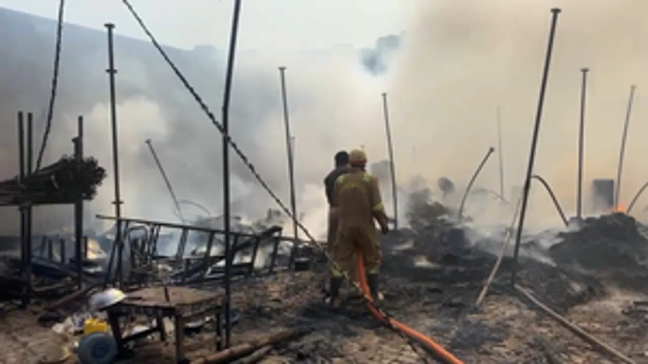 नोएडा: ड्रीम टेंट हाउस और मैरिज लॉन में लगी भीषण आग, दमकल की 6 गाड़ियों ने पाया काबू