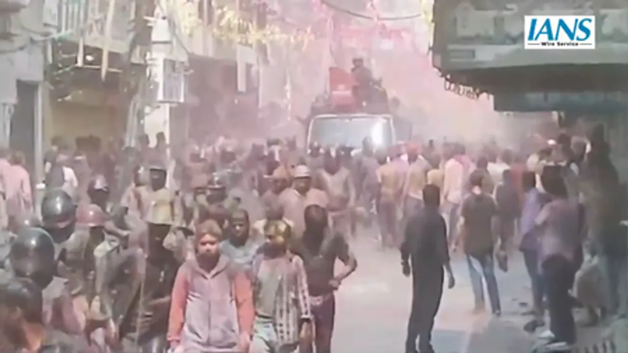 उत्तर प्रदेश के शाहजहांपुर में लाट साहब जुलूस में पत्थर फेंकने की कोशिश, पुलिस ने खदेड़ा