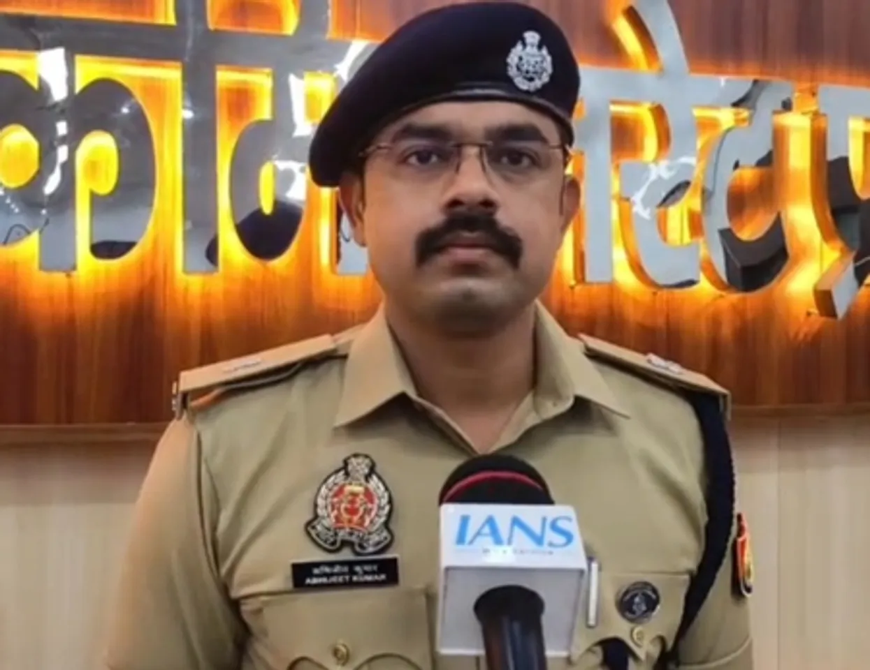प्रयागराज में पुलिस की दो स्थानों पर छापेमारी, आठ जुआरी गिरफ्तार