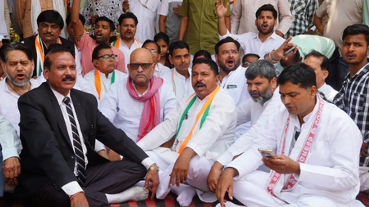 उत्तर प्रदेश में नेशनल हेराल्ड मामले को लेकर सड़क पर उतरे कांग्रेस कार्यकर्ता, नारेबाजी और प्रदर्शन किया