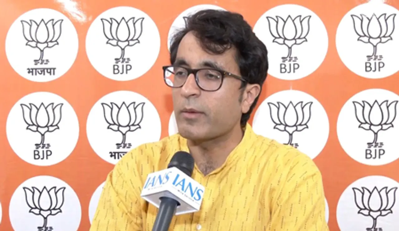 कांग्रेस ने प्रधानमंत्री मोदी को फोटो में दिखाया 'गायब', भाजपा बोली- वह पाकिस्तान से ऑर्डर ले रही है