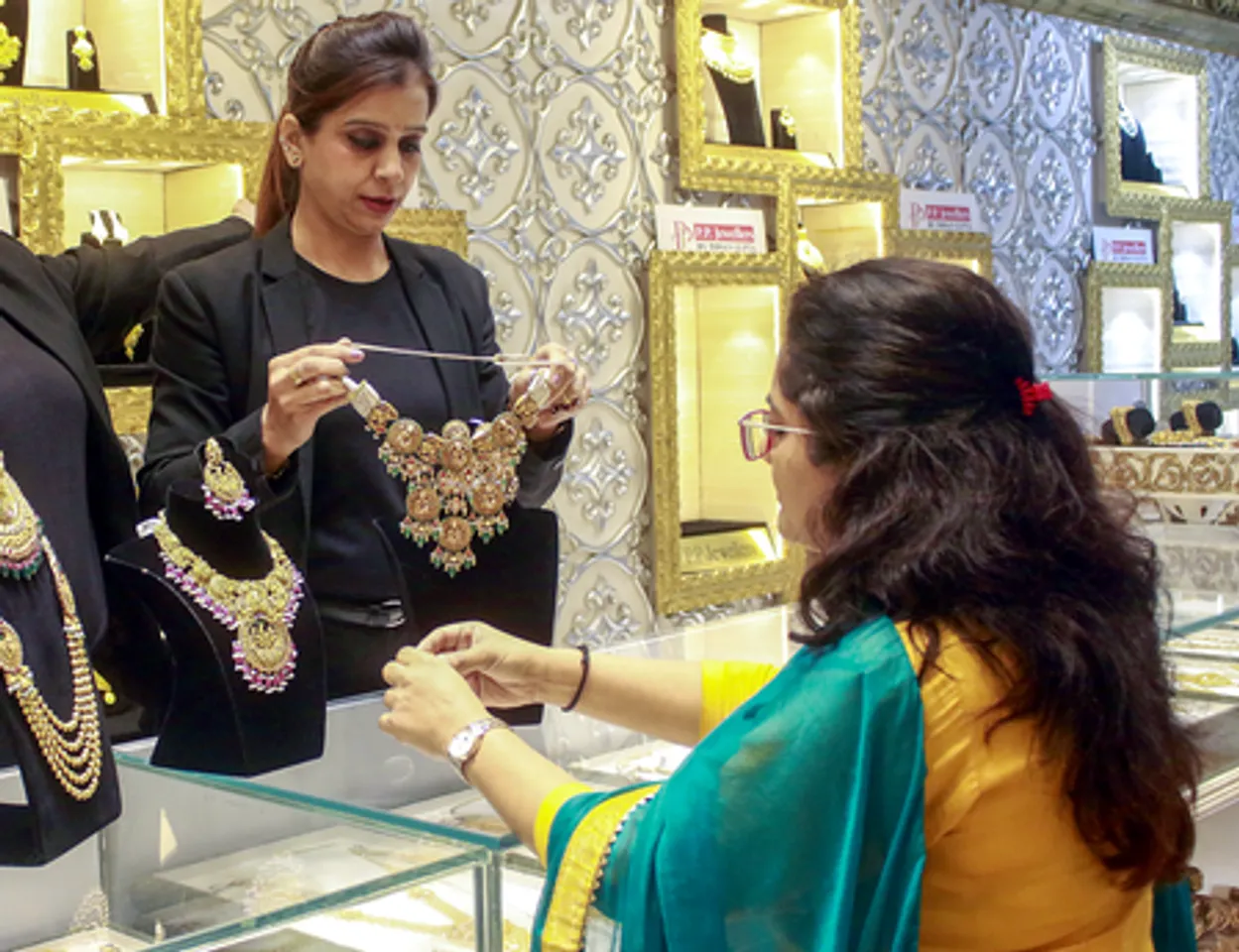 New Delhi: People Shop for Gold on Akshaya Tritiya