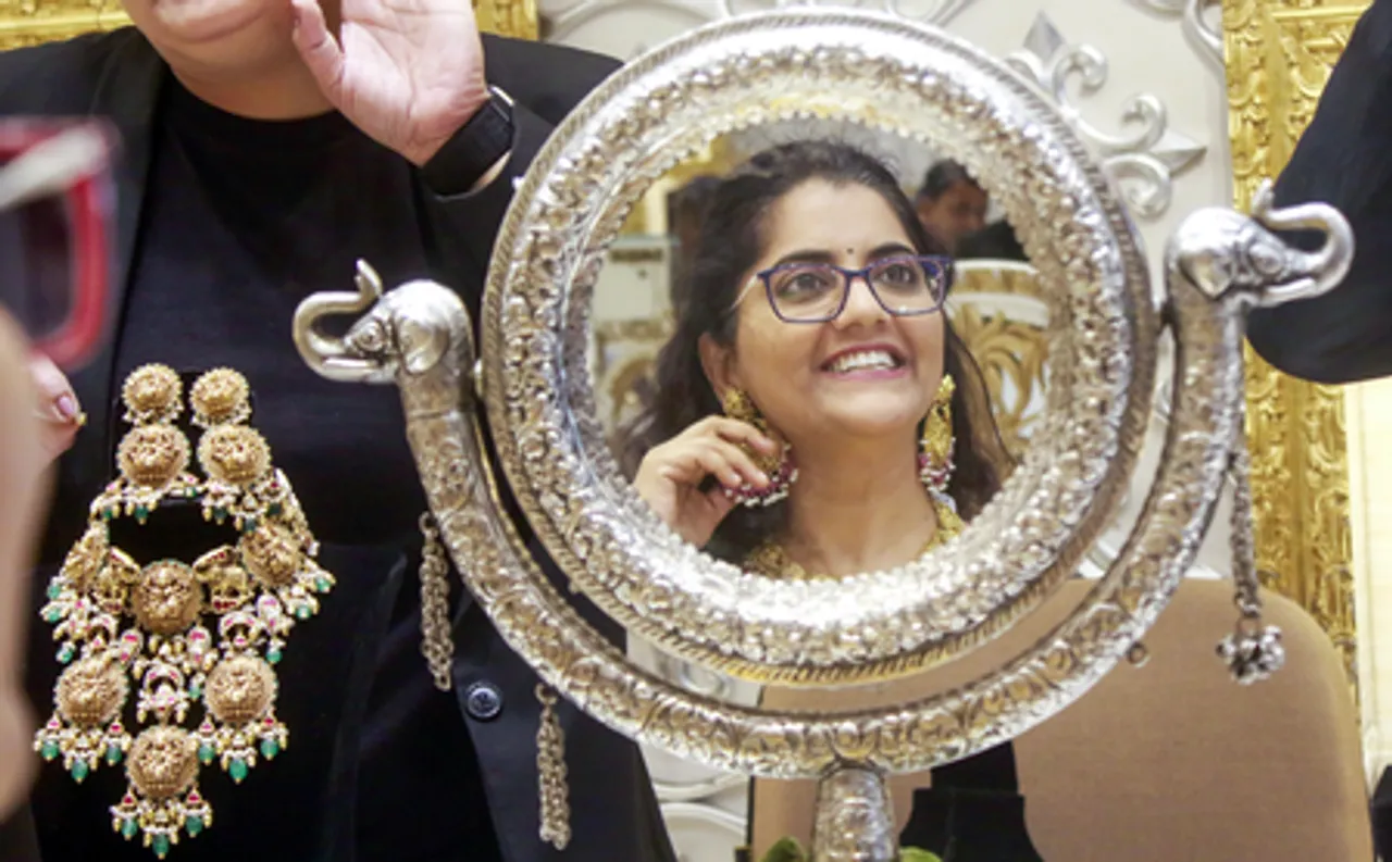 New Delhi: People Shop for Gold on Akshaya Tritiya