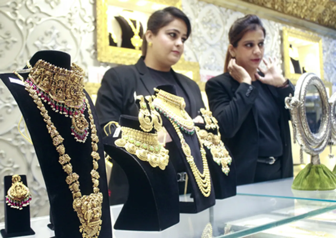 New Delhi: People Shop for Gold on Akshaya Tritiya