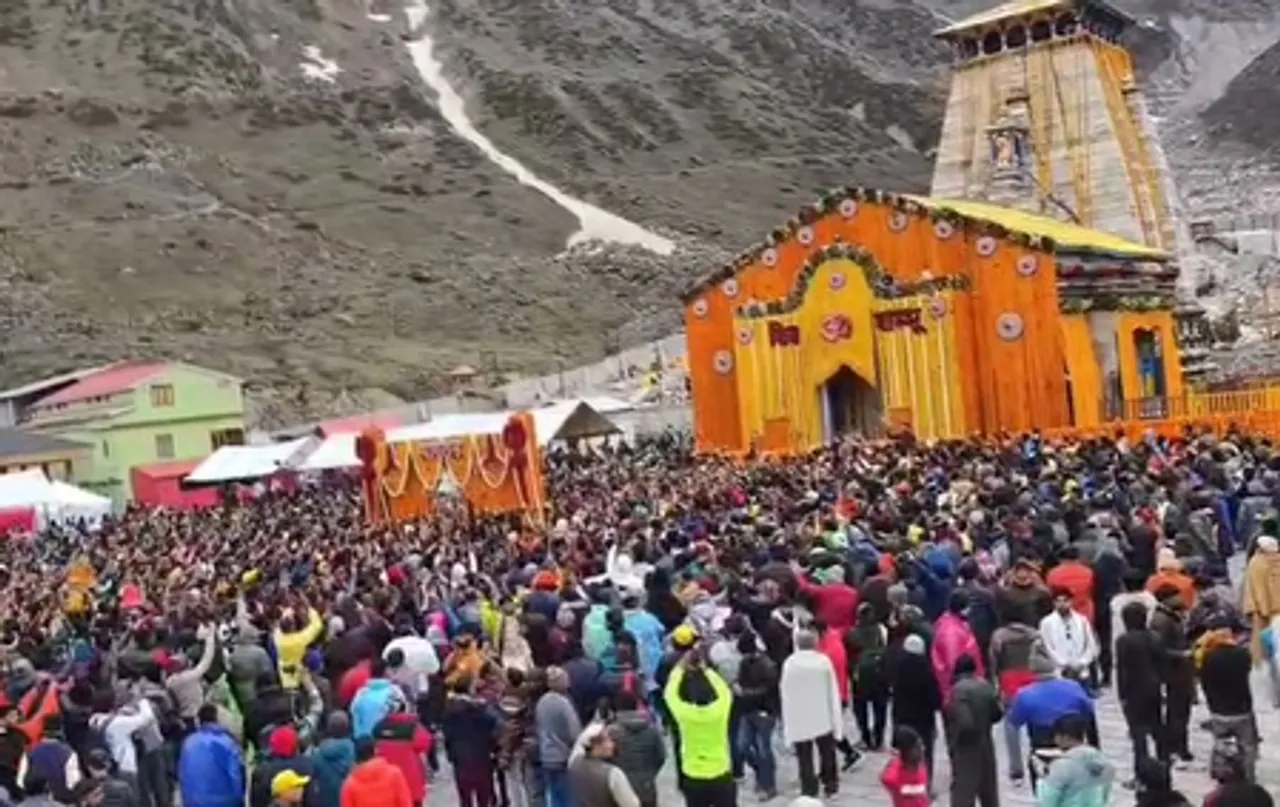 केदारनाथ में बाबा के दर्शन के लिए आए श्रद्धालु प्रशासन की टोकन व्यवस्था से खुश, कहा- लाइन में खड़े होने का झंझट खत्म
