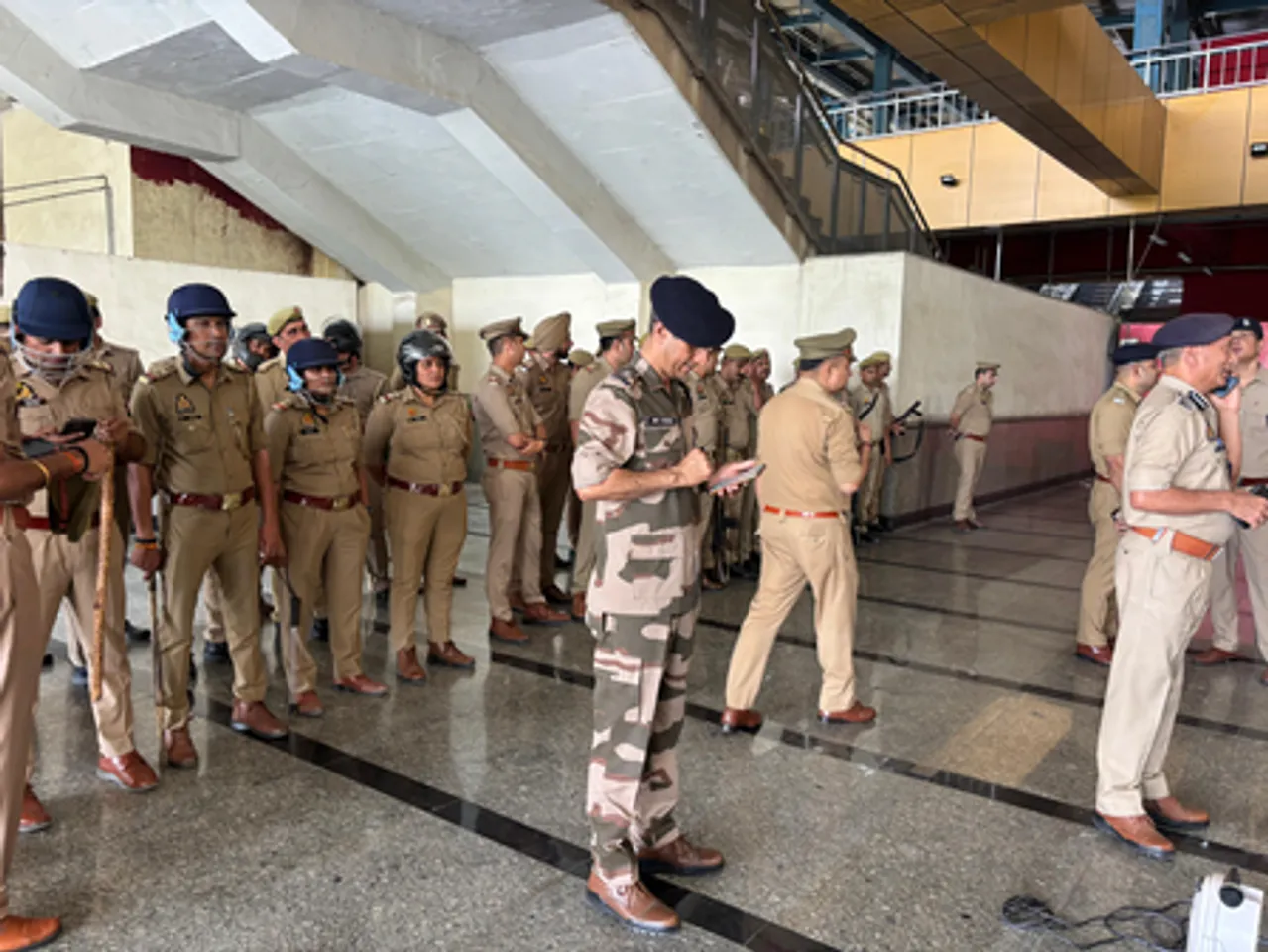 बोटैनिकल गार्डन मेट्रो स्टेशन पर सीआईएसएफ टीम के साथ नोएडा पुलिस ने की सुरक्षा ड्रिल