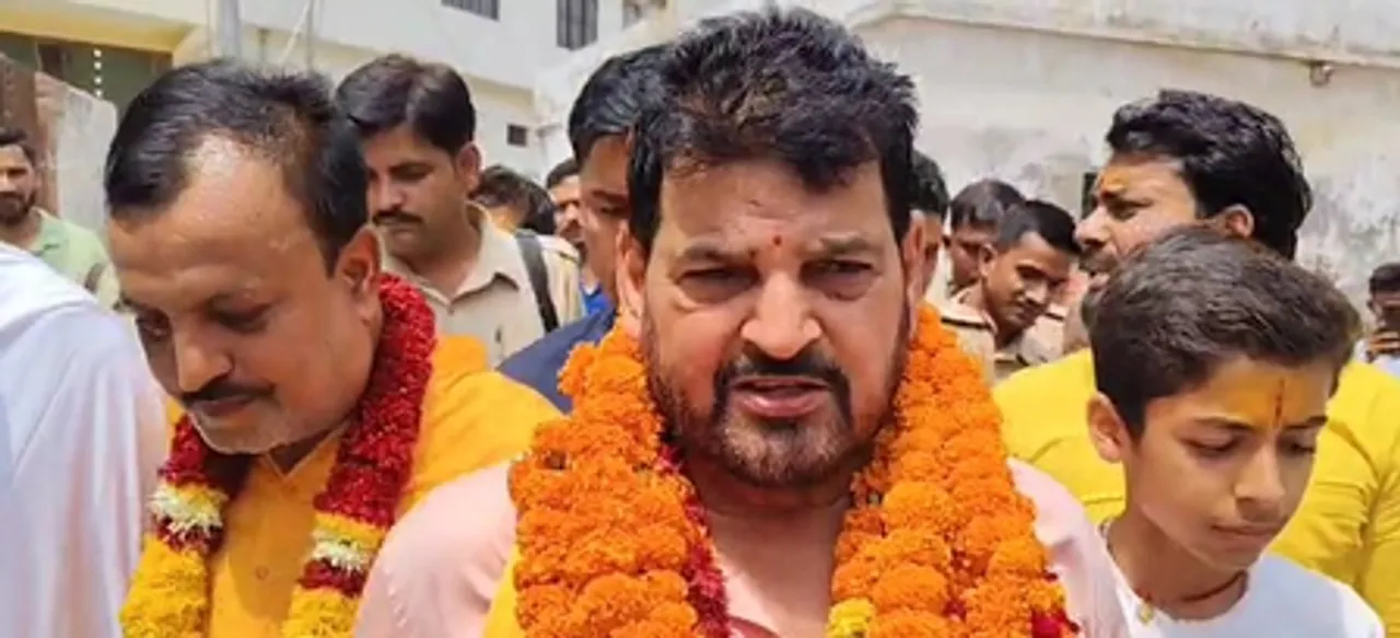 कांग्रेस एक तरफ समर्थन देती है और दूसरी तरफ बड़ी गलती करती है : सांसद बृजभूषण शरण सिंह
