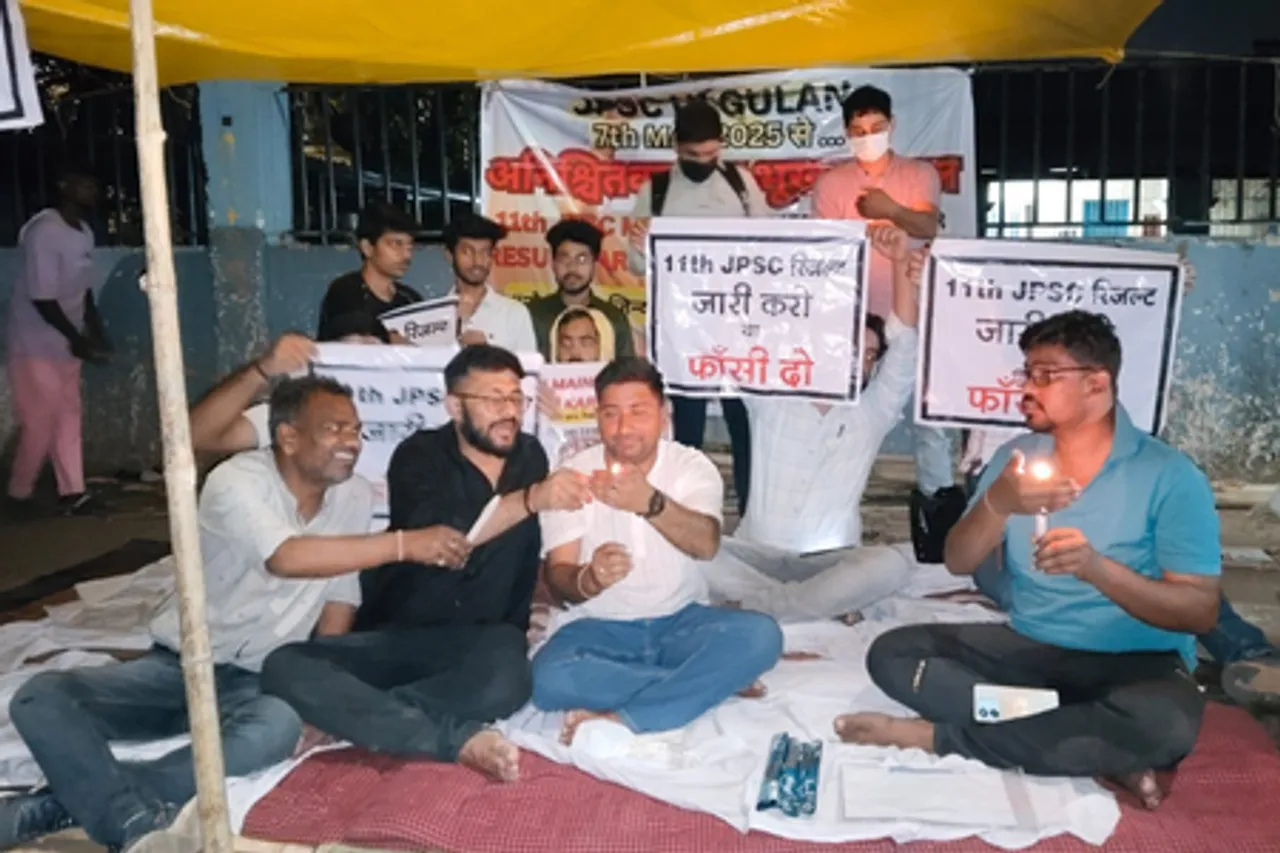 जेपीएससी सिविल सेवा मुख्य परीक्षा का 10 माह बाद भी नहीं निकला रिजल्ट, अनिश्चितकालीन भूख हड़ताल पर बैठे परीक्षार्थी