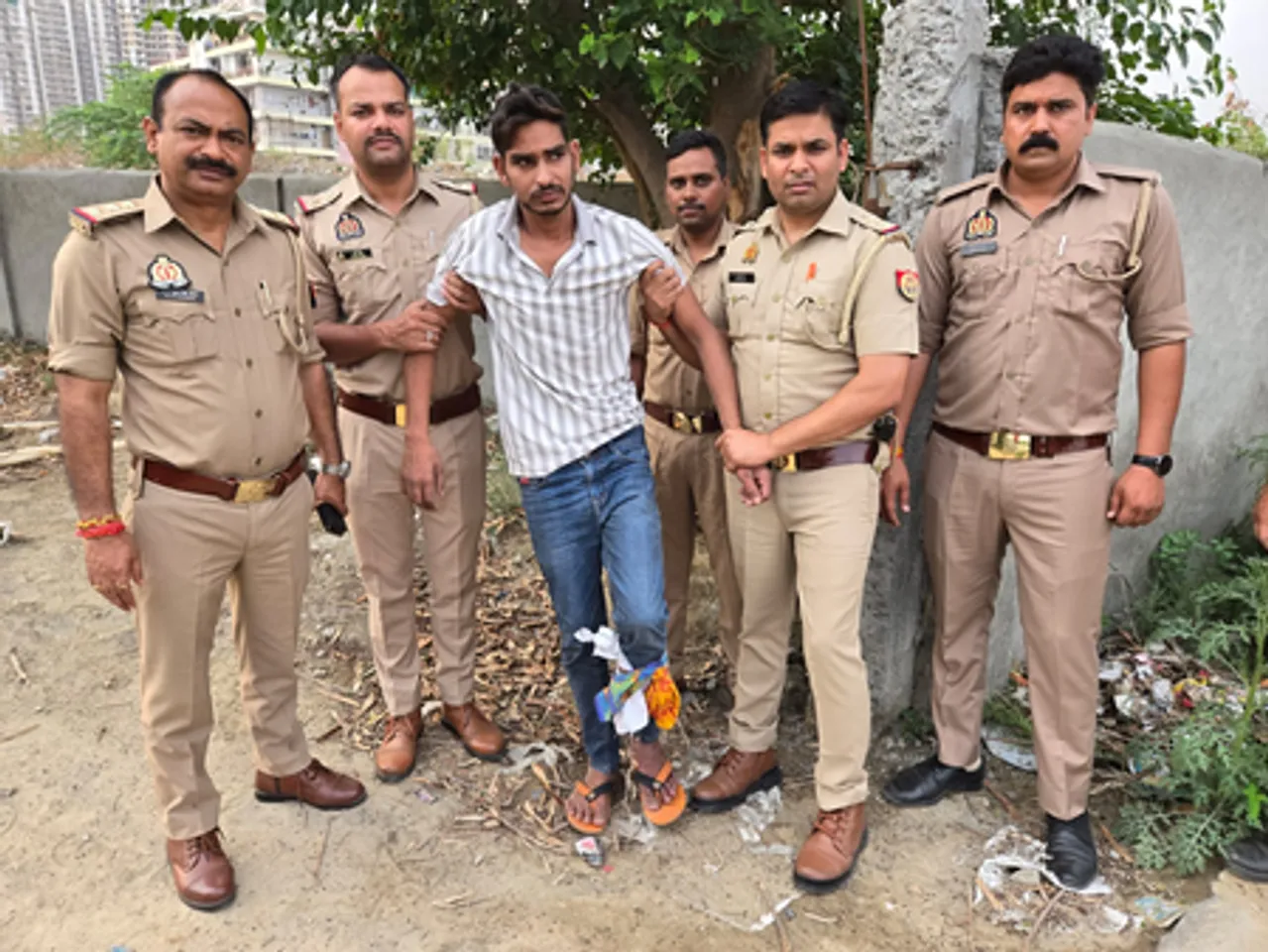 ग्रेटर नोएडा : 25 हजार का इनामी बदमाश मुठभेड़ में घायल, पुलिस ने किया गिरफ्तार