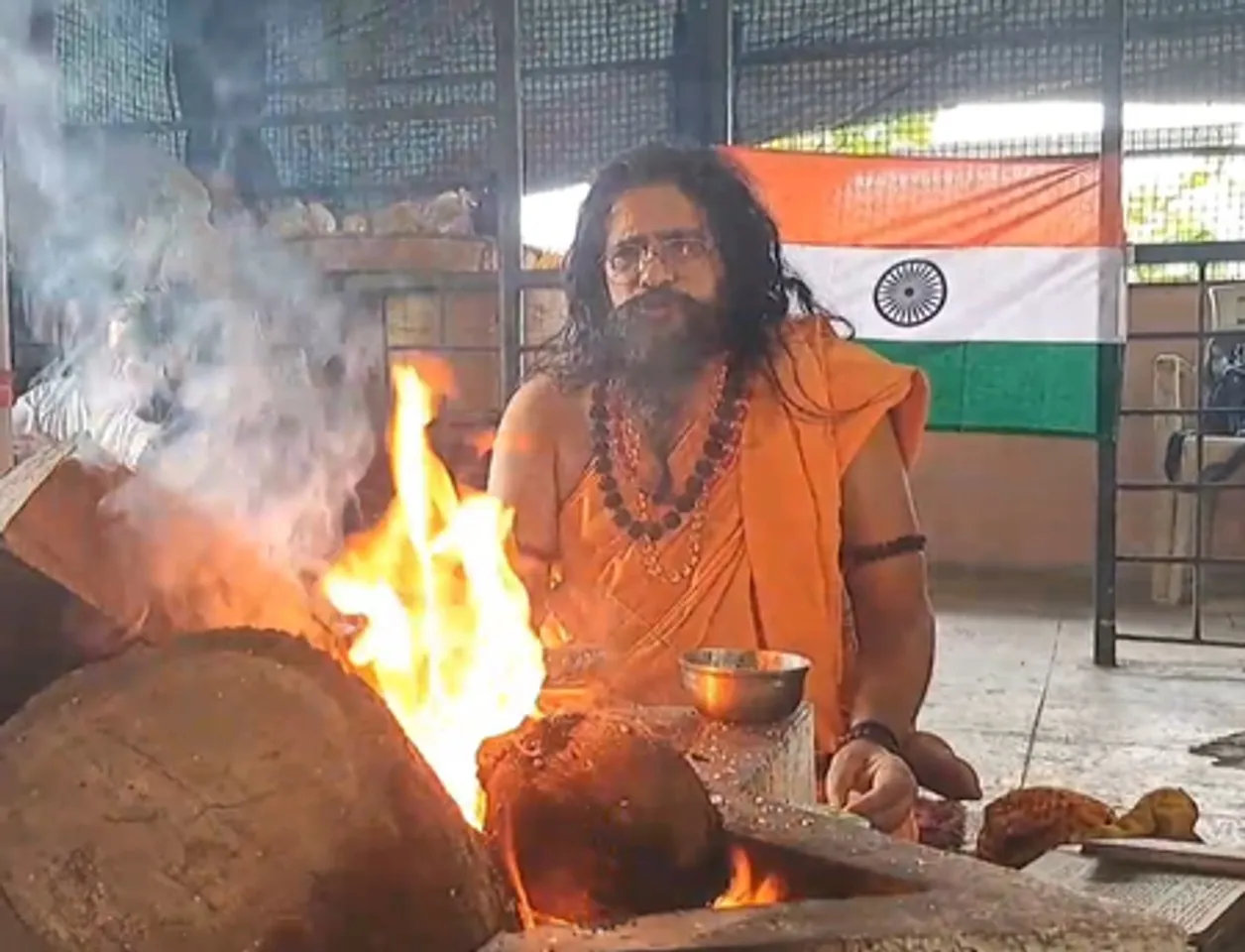 गुजरात : भारत-पाक तनाव के बीच, सूरत के बगलामुखी में यज्ञ शुरू