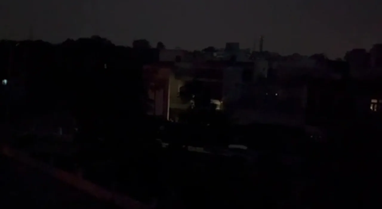 जम्मू समेत कई इलाकों में ब्लैकआउट, तेज धमाकों की आवाजें; सीएम अब्दुल्ला की लोगों से घरों में रहने की अपील