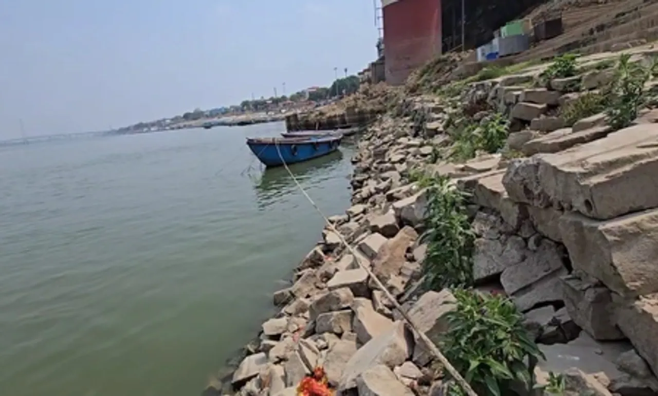 यूपी : वाराणसी में गर्मी का सितम जारी, गंगा का जलस्तर हो रहा कम