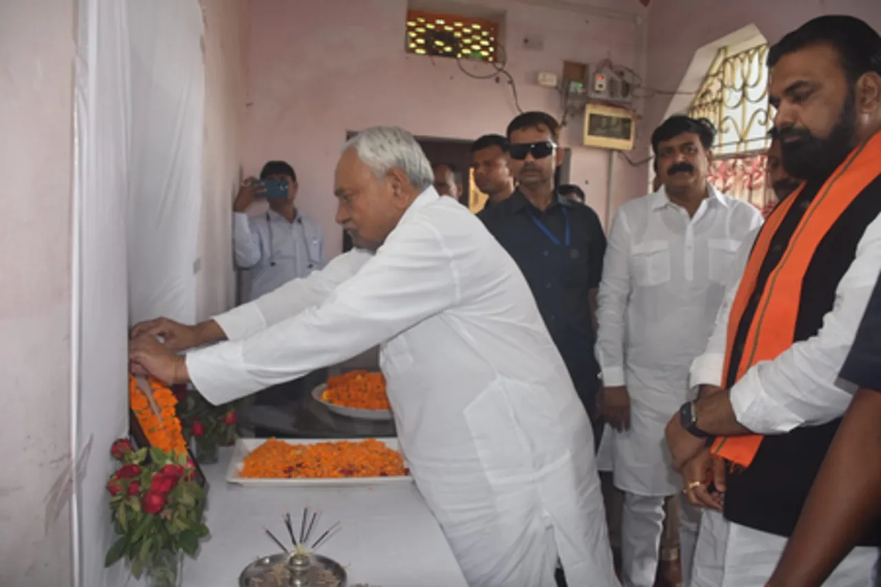 मुख्यमंत्री नीतीश कुमार ने शहीद मोहम्मद इम्तियाज के पैतृक गांव जाकर दी श्रद्धांजलि