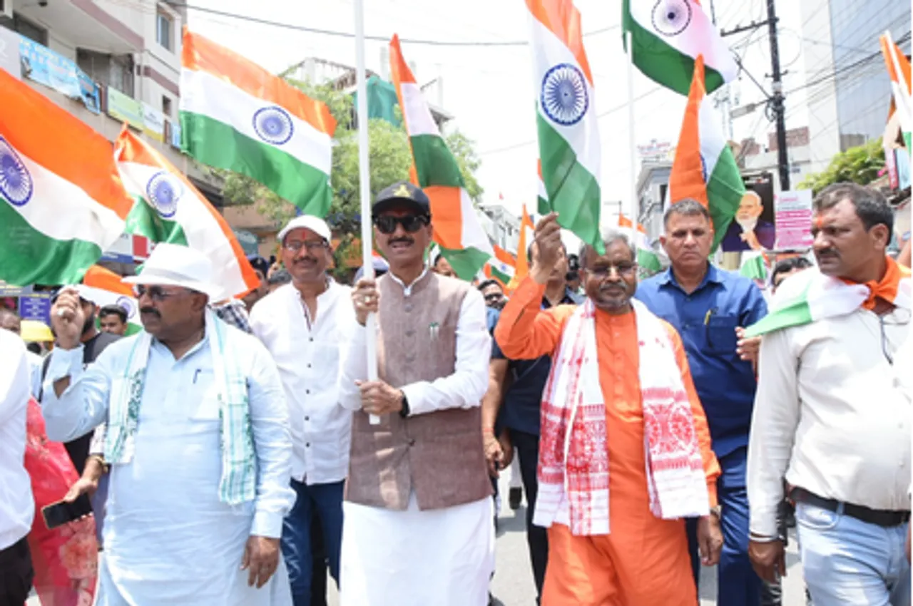 भारतीय सेना के शौर्य को सैल्यूट करने के लिए रांची में रक्षा राज्य मंत्री संजय सेठ की अगुवाई में निकली तिरंगा यात्रा