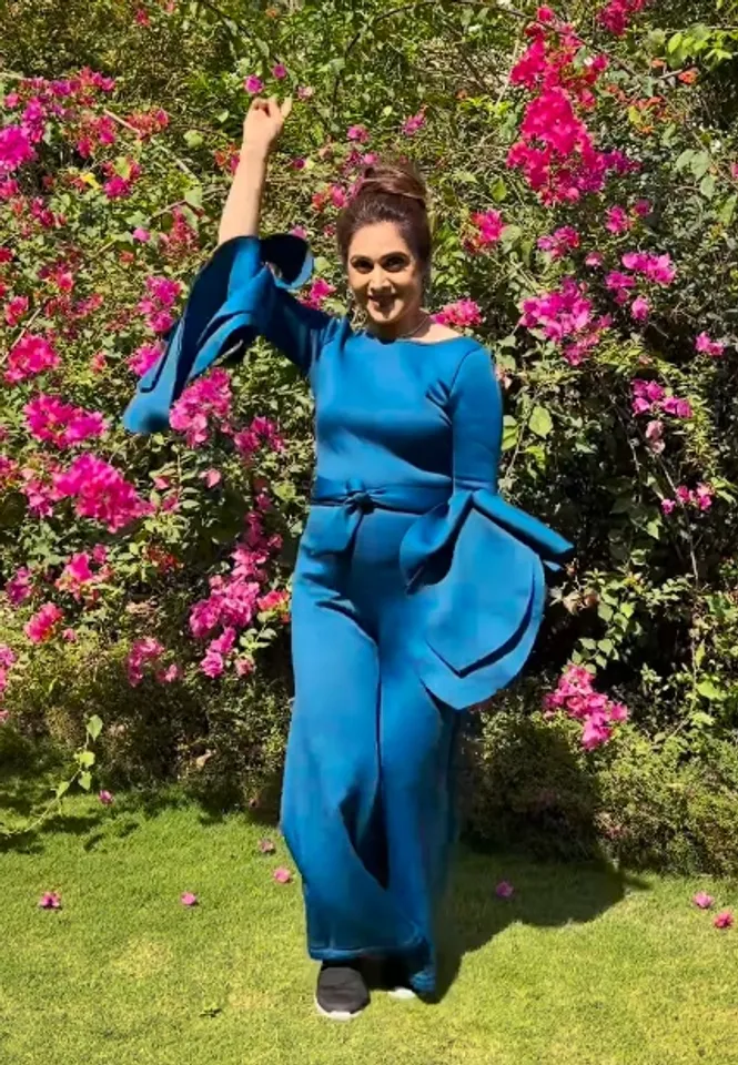 'खेल खेल में' के गोल्डन जुबली पर थिरकी मीनाक्षी शेषाद्रि, 'एक मैं और एक तू' पर किया कमाल का डांस (Photo: Instagram/Meenakshi Seshadri Mysore)
