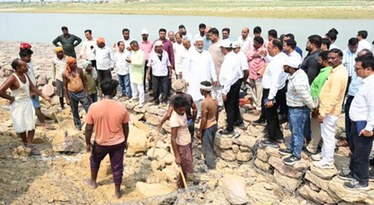 उत्तर प्रदेश : गोरखपुर में जलशक्ति मंत्री ने किया मलौनी तटबंध का निरीक्षण, बरसात से पूर्व कार्य पूर्ण करने का निर्देश